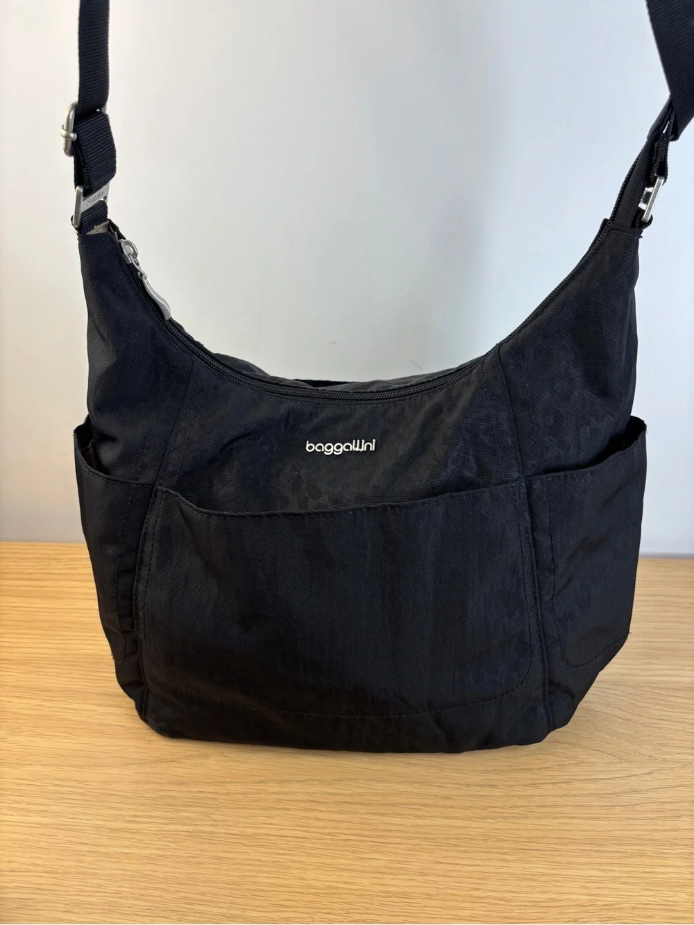 Baggallini Black Cheetah Hobo Tote Modern Pocket Half Moon Shoulder Bag‎